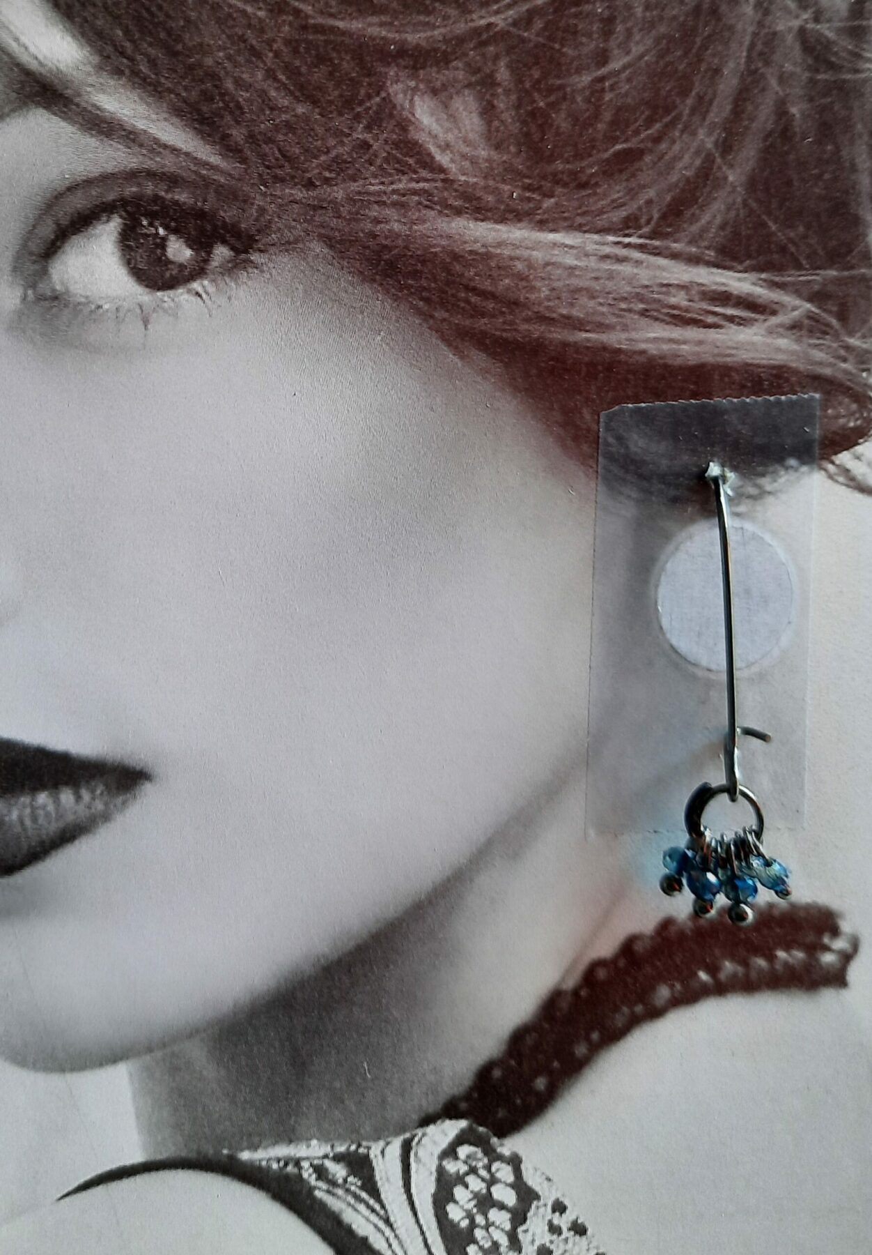 Boucles d'oreilles fantaisies longues, délicates et discrètes, anneaux de perles de verre toupies bleu nuit – Image 2