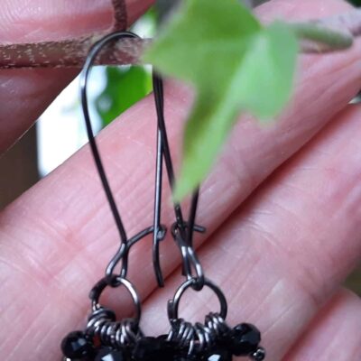 Boucles d'oreilles fantaisies longues, délicates et discrètes, anneaux de perles tchèques à facettes noires