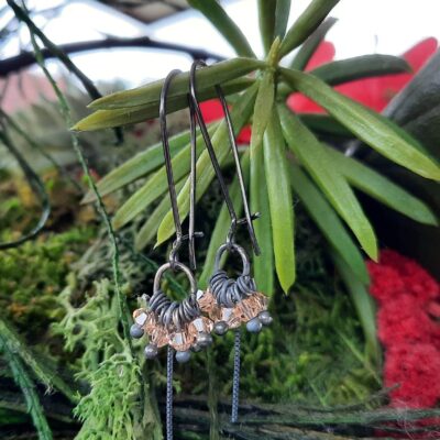 Boucles d'oreilles fantaisies longues, délicates et discrètes, anneaux de perles de verre toupies roses
