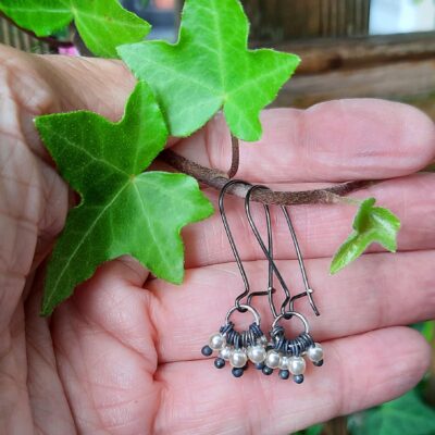 Boucles d'oreilles fantaisies longues, délicates et discrètes, anneaux de perles rondes nacrées blanches