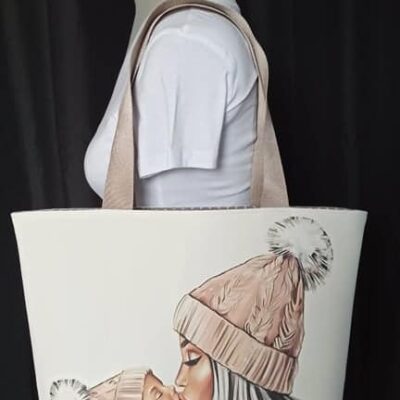 Sac cabas maman embrasse son bébé