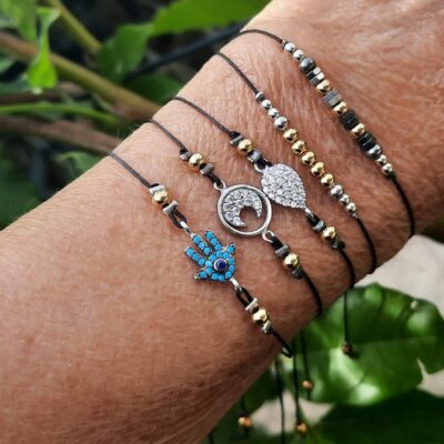 Bracelets élégants et raffinés, montés sur fil de nylon tressé, perles acier inoxydable argent, perles plaqué or, perles hématite, goutte, croissant de lune et main de Fatma zirconium