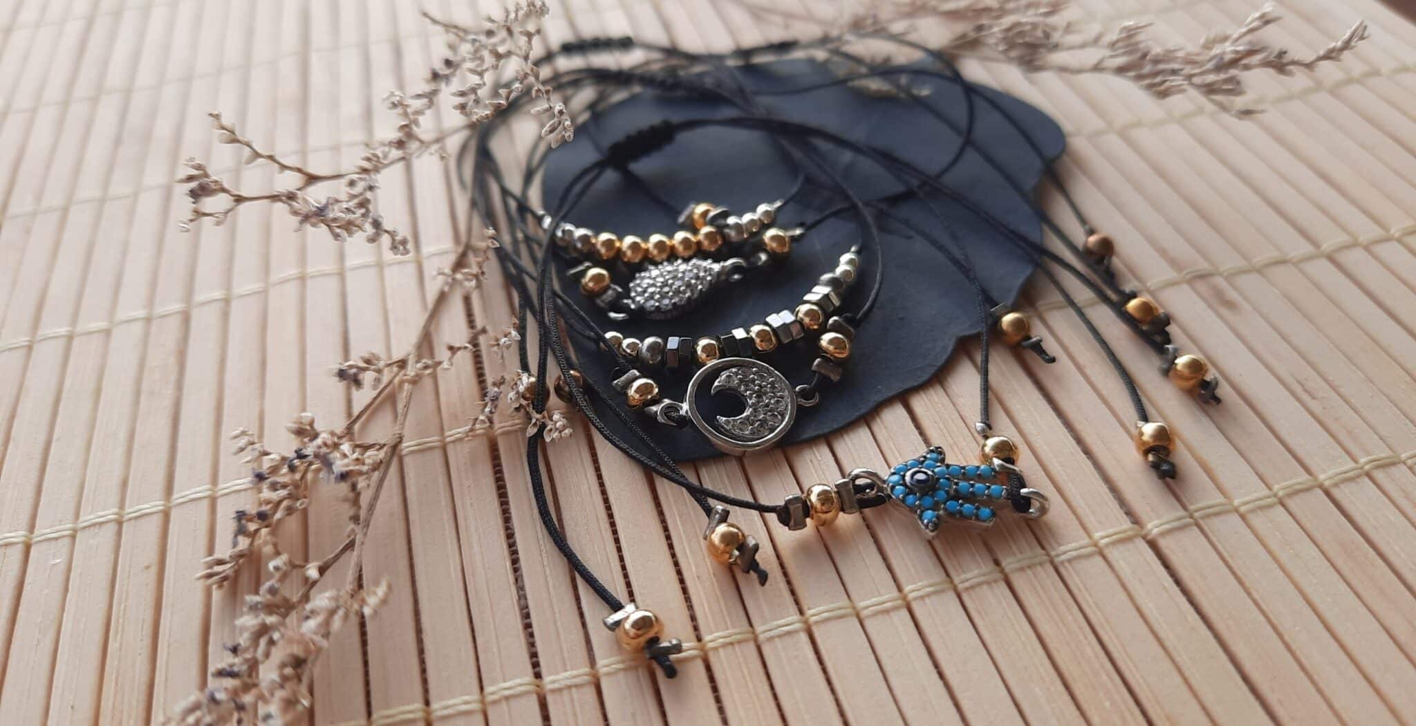 Bracelets élégants et raffinés, montés sur fil de nylon tressé, perles acier inoxydable argent, perles plaqué or, perles hématite, goutte, croissant de lune et main de Fatma zirconium – Image 2