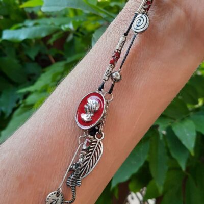 Sautoir pendentif, ajustable, fil de nylon tressé, perle métal rouge style "Camée", perles cloisonnées relief, breloques perles métal et perles fantaisies, pompon de perles tchèques noires,