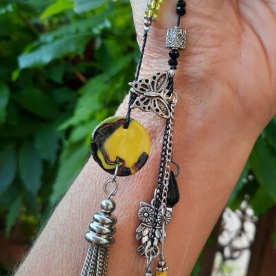 Sautoir pendentif, ajustable, fil de nylon tressé, perle pâte polymère, pompon métal rhodium, breloques de perles fantaisies jaunes