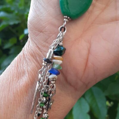 Sautoir pendentif, ajustable, fil de nylon tressé, grosse perle de verre verte et ses breloques, perles chips en pierres naturelles, lithothérapie