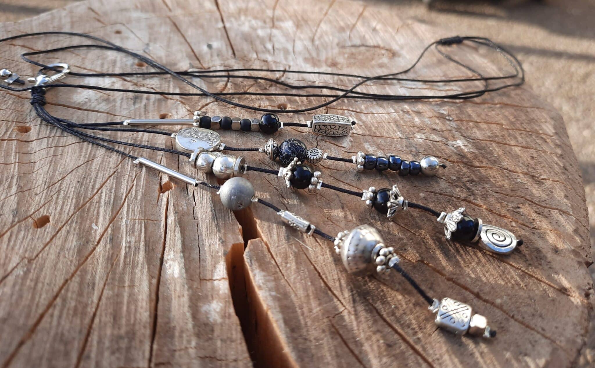 Sautoir pendentif, ajustable, fil de nylon tressé, breloque détachable "bijoux de sac", perles acier, perles fantaisies noires et grises – Image 3
