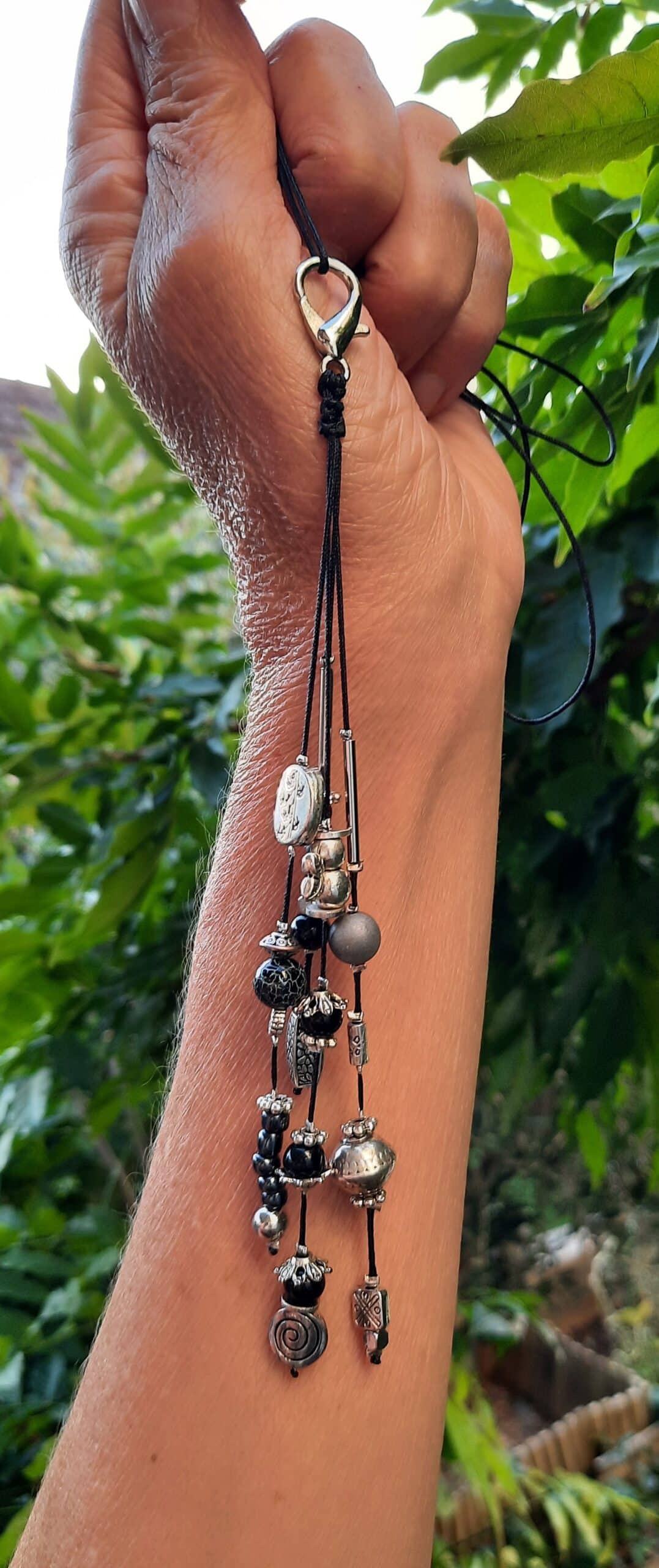Sautoir pendentif, ajustable, fil de nylon tressé, breloque détachable "bijoux de sac", perles acier, perles fantaisies noires et grises – Image 2