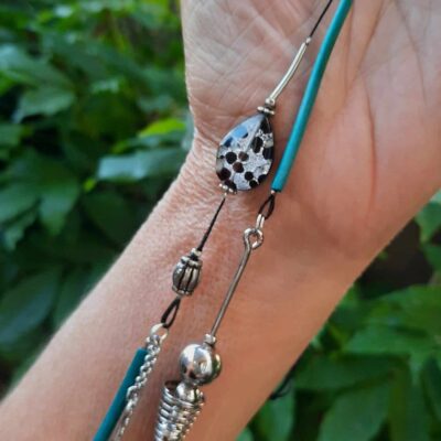 Sautoir pendentif, ajustable, fil de nylon tressé, perle de verre goutte, longues perles tubes bois bleu turquoise, breloque tige métal acier