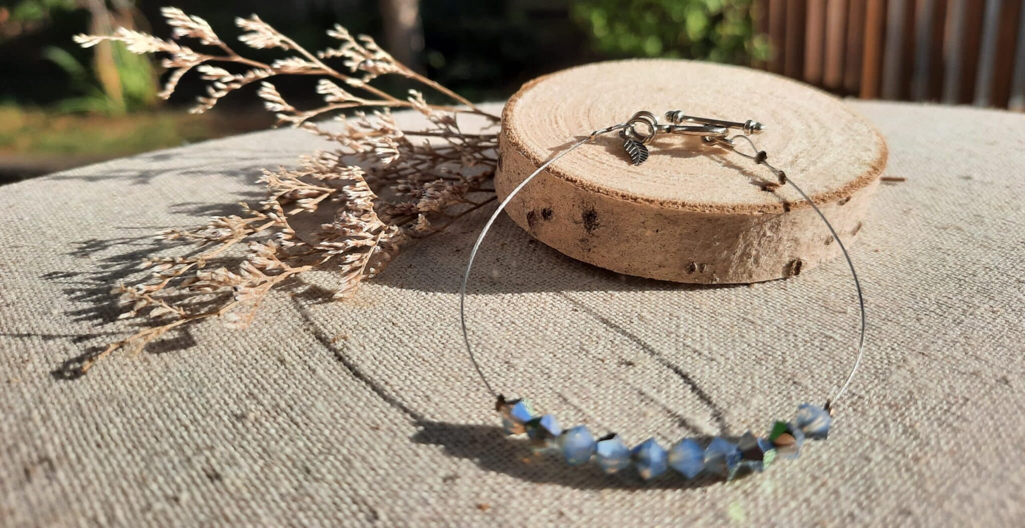 Bracelets fins et délicats, montés sur fil câblé acier, perles toupies en verre, perles cristal à facettes, breloques acier, breloques pompons – Image 6