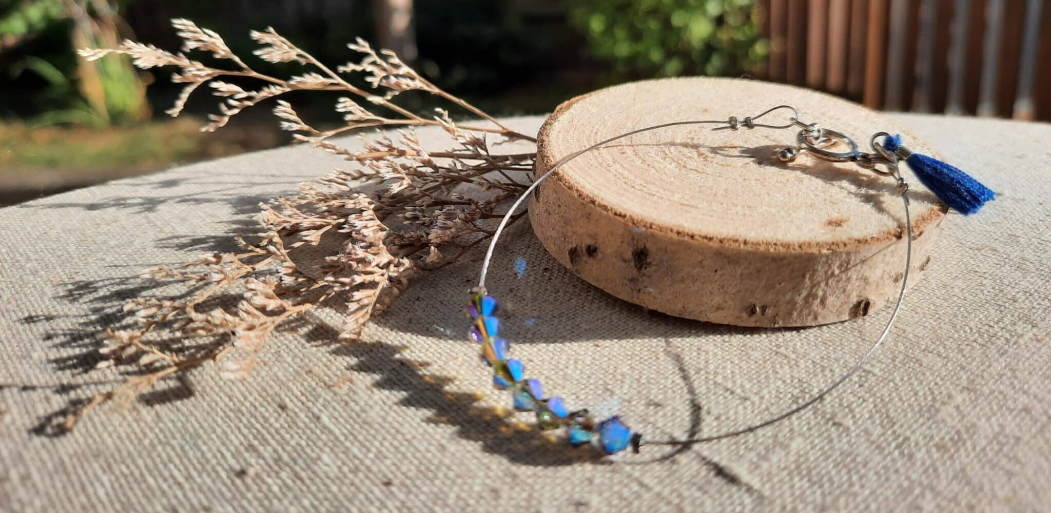 Bracelets fins et délicats, montés sur fil câblé acier, perles toupies en verre, perles cristal à facettes, breloques acier, breloques pompons – Image 10
