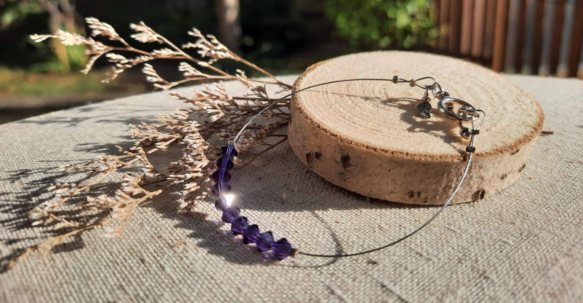 Bracelets fins et délicats, montés sur fil câblé acier, perles toupies en verre, perles cristal à facettes, breloques acier, breloques pompons – Image 7