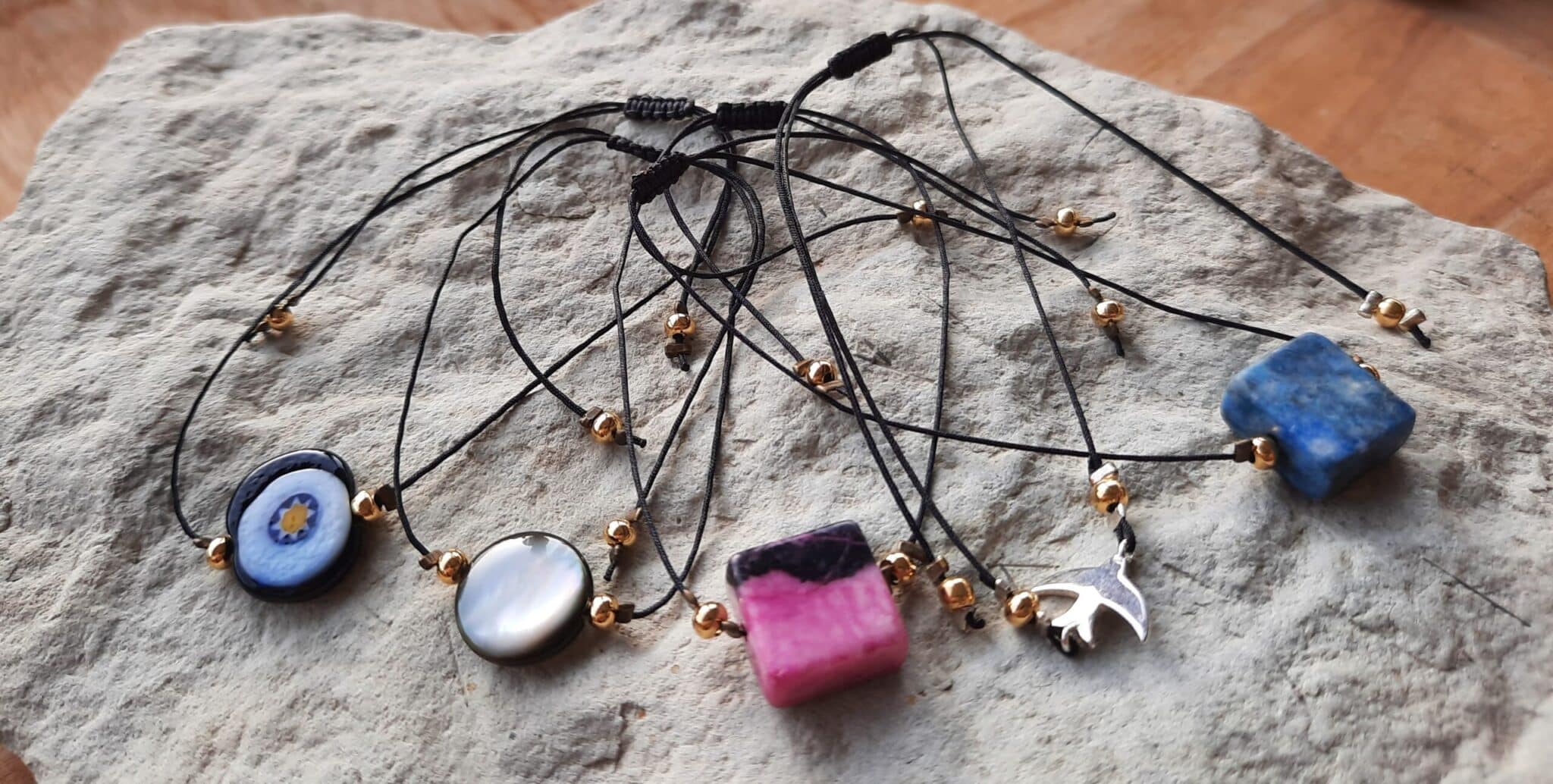 Bracelets ajustables, montés sur fil de nylon tressé, perles rondes plaqué or, perle Millefiori, oiseau argent 925, Calcite bleue, Calcite rose, nacre, Lithothérapie – Image 3