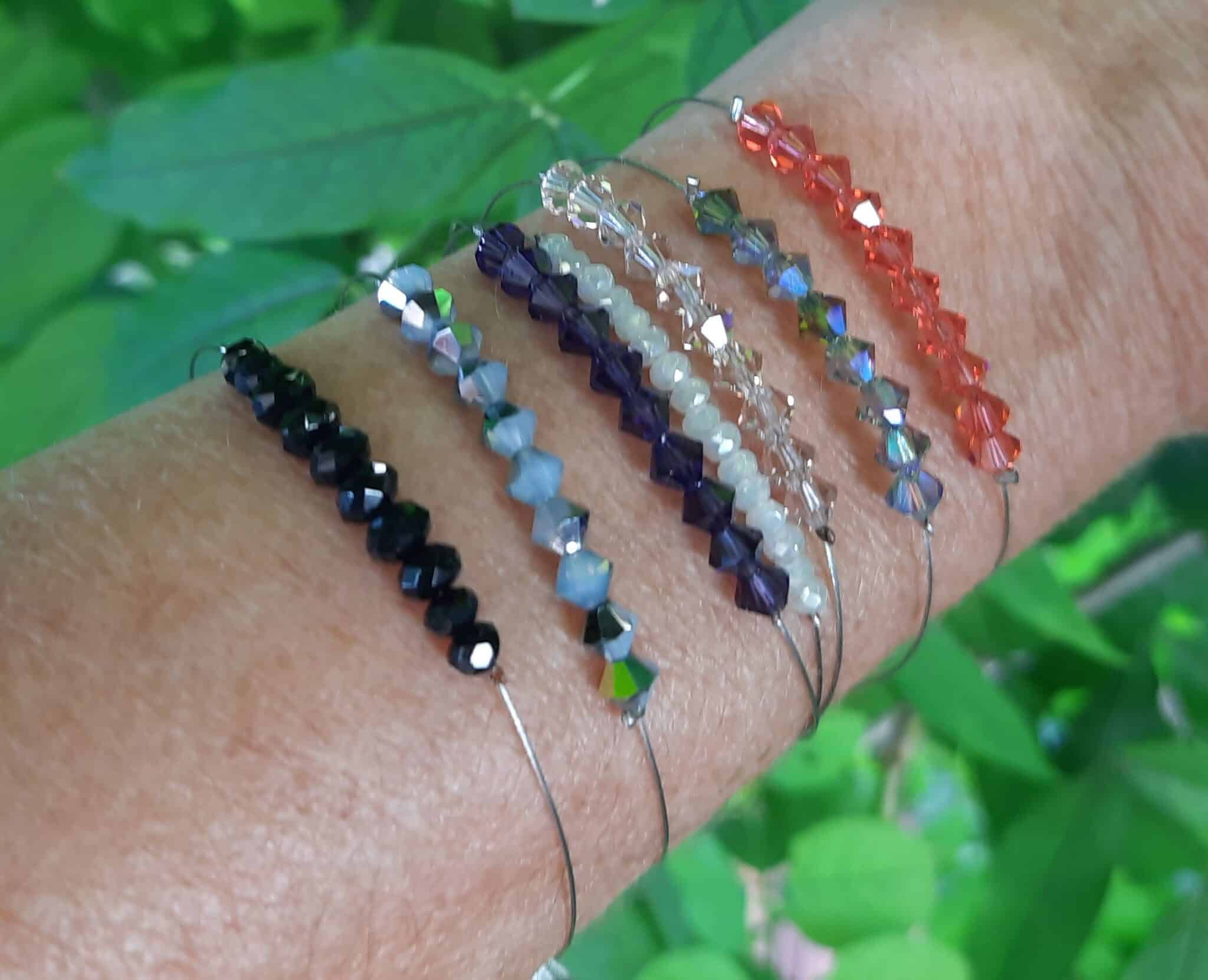 Bracelets fins et délicats, montés sur fil câblé acier, perles toupies en verre, perles cristal à facettes, breloques acier, breloques pompons – Image 3