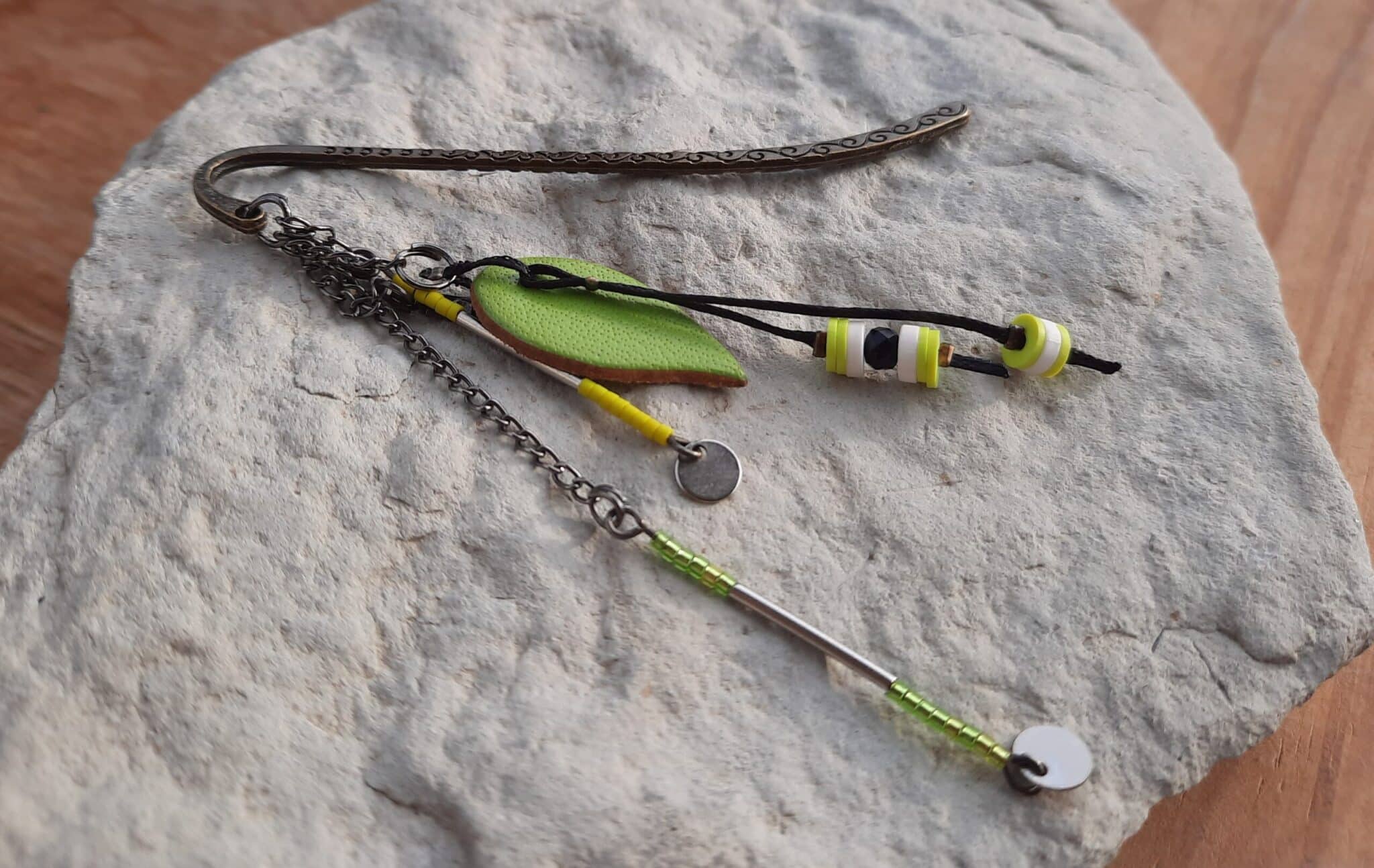 Marque-pages, breloques perles fantaisies, plumes naturelles, feuilles – Image 9