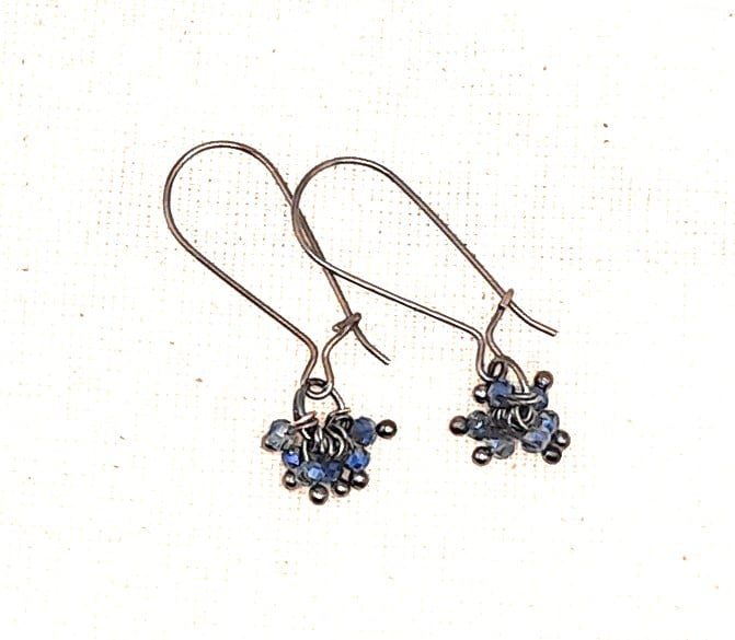 Boucles d'oreilles fantaisies longues, délicates et discrètes, anneaux de perles de verre toupies bleu nuit – Image 3