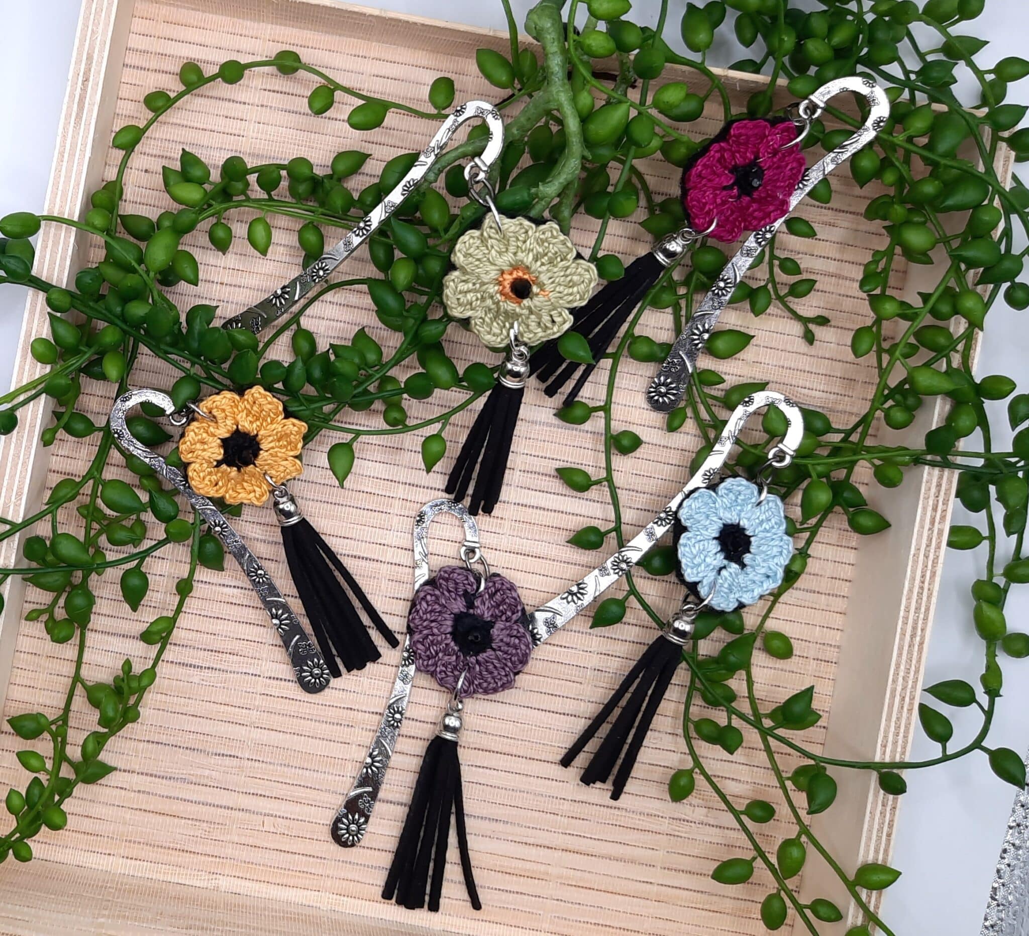 Marque-pages au choix, fleur au crochet, pompon noir feutrine – Image 2