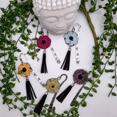 Marque-pages au choix, fleur au crochet, pompon noir feutrine
