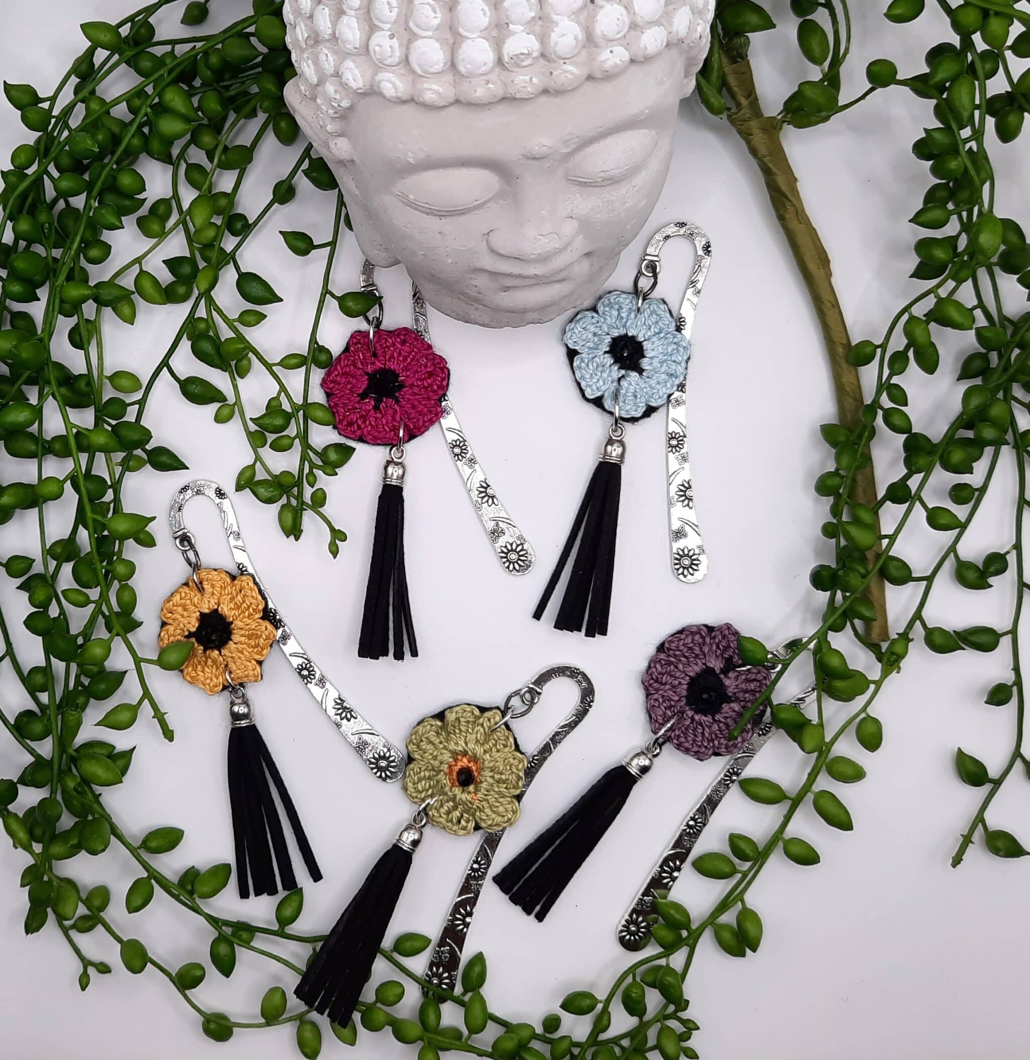 Marque-pages au choix, fleur au crochet, pompon noir feutrine