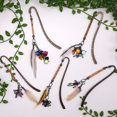 Marque-pages au choix, perles tubes bois, plumes naturelles, perles fantaisies multicolores