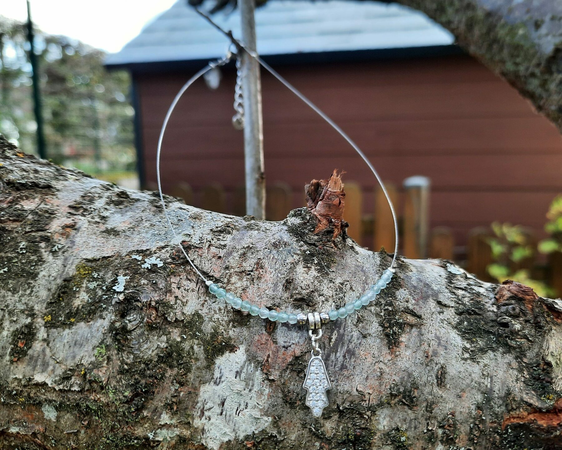 Collier ras du cou, fil câble acier, perles pierres naturelles, pendentif main de fatma argent 925 et zirconium, Lithothérapie – Image 6