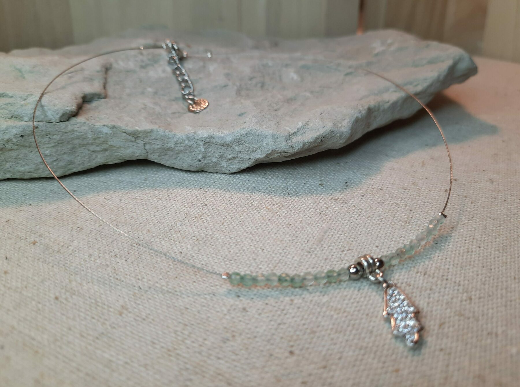 Collier ras du cou, fil câble acier, perles pierres naturelles, pendentif main de fatma argent 925 et zirconium, Lithothérapie – Image 7