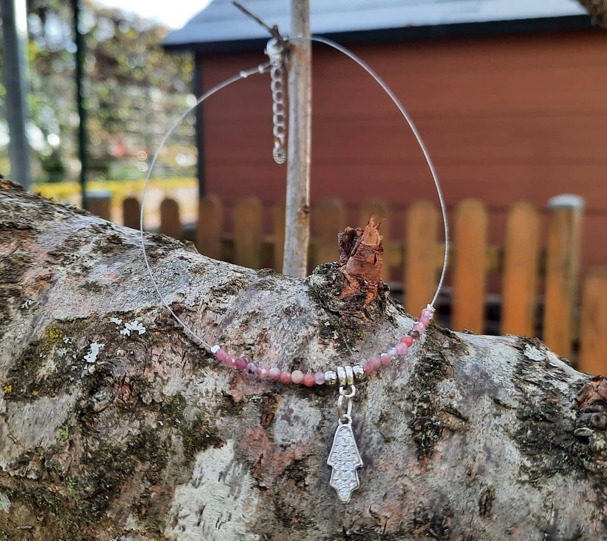 Collier ras du cou, fil câble acier, perles pierres naturelles, pendentif main de fatma argent 925 et zirconium, Lithothérapie – Image 2