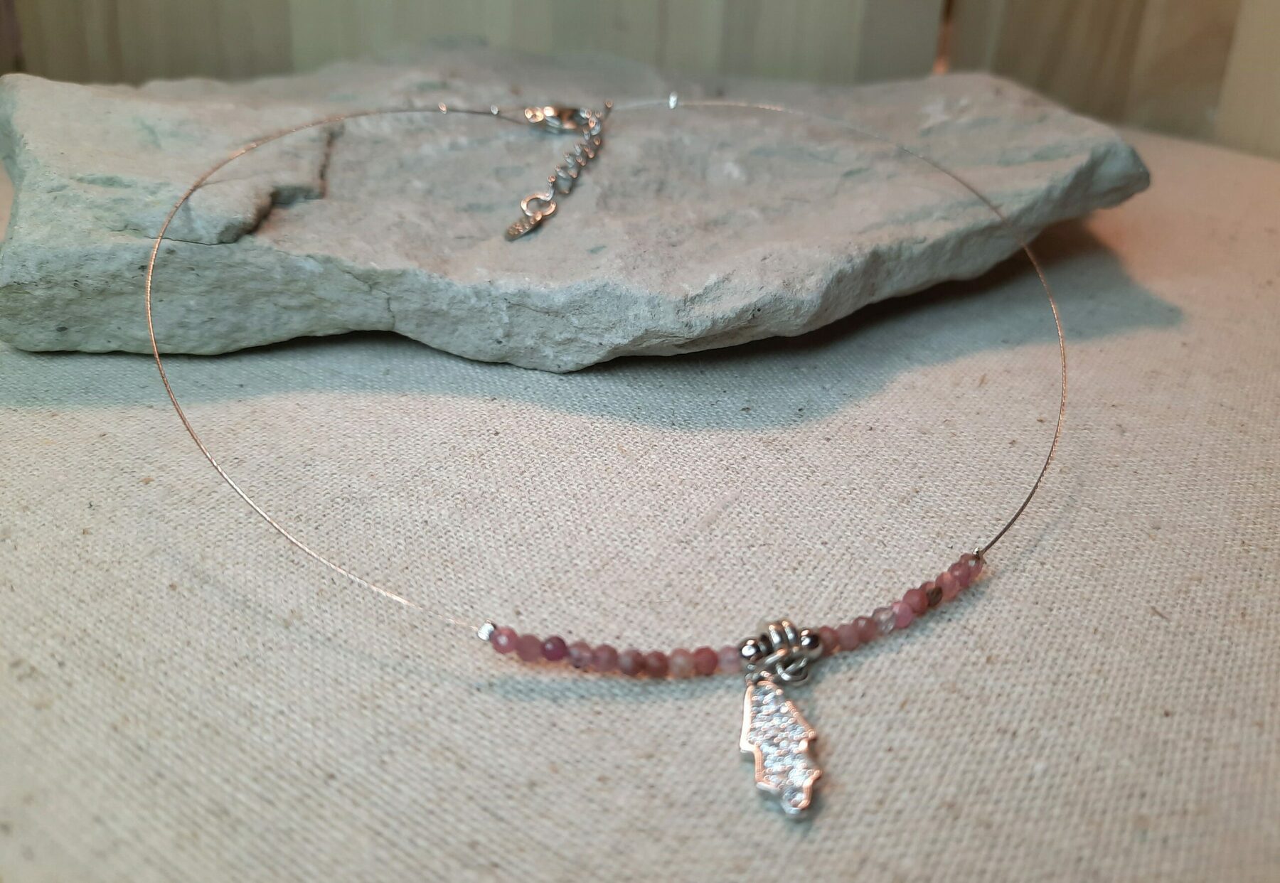 Collier ras du cou, fil câble acier, perles pierres naturelles, pendentif main de fatma argent 925 et zirconium, Lithothérapie – Image 3