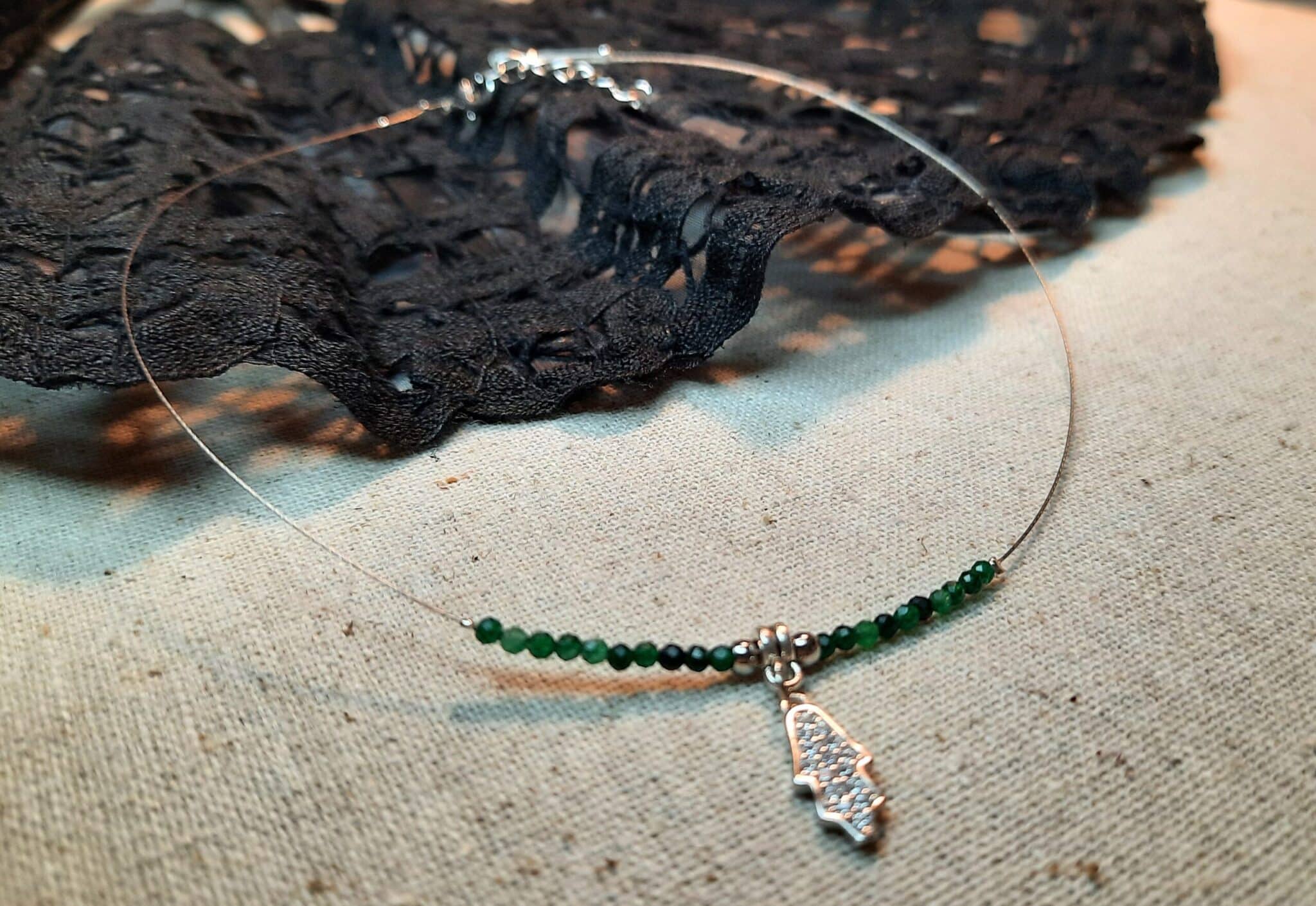 Collier ras du cou, fil câble acier, perles pierres naturelles, pendentif main de fatma argent 925 et zirconium, Lithothérapie – Image 5
