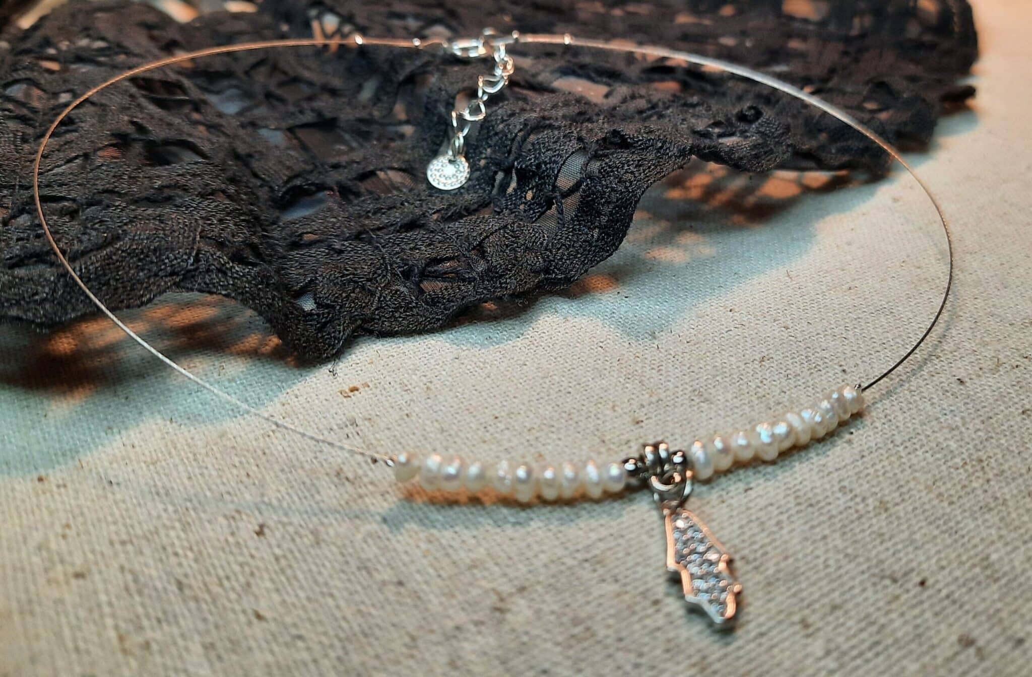 Collier ras du cou, fil câble acier, perles pierres naturelles, pendentif main de fatma argent 925 et zirconium, Lithothérapie – Image 9