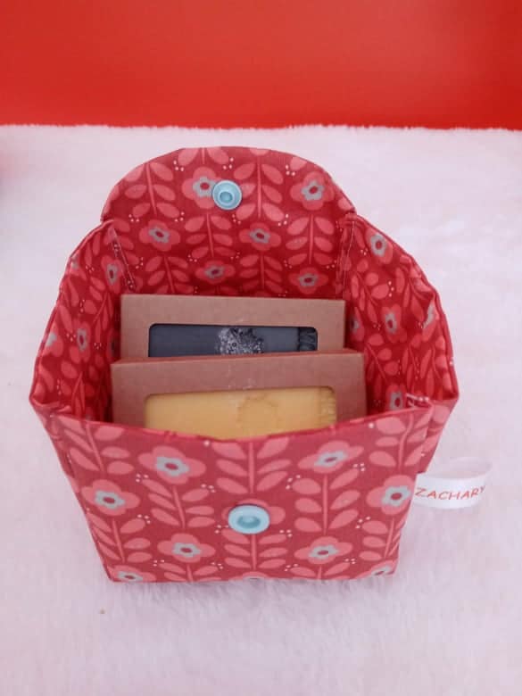 Pochette à savon imperméable motifs fleurs rouge – Image 2