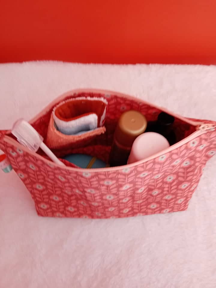 Trousse de toilette imperméable motifs Petites fleurs rouges – Image 2