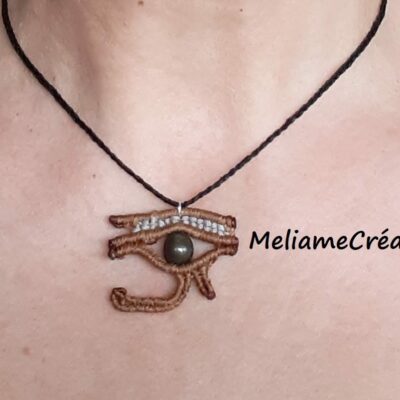Pendentif en micromacrame oeil du soleil ra avec une perle naturelle pyrite Alejandro
