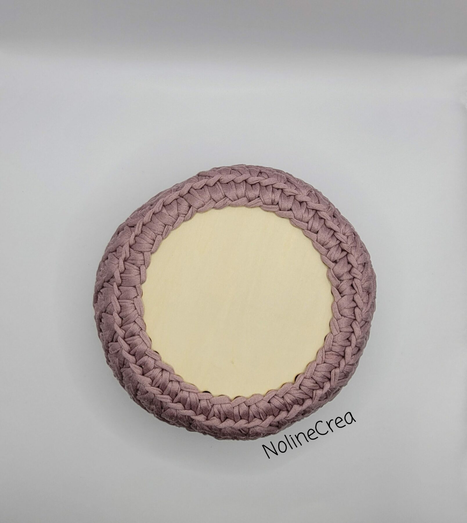 panier rose avec base en bois beige, vu de derrière