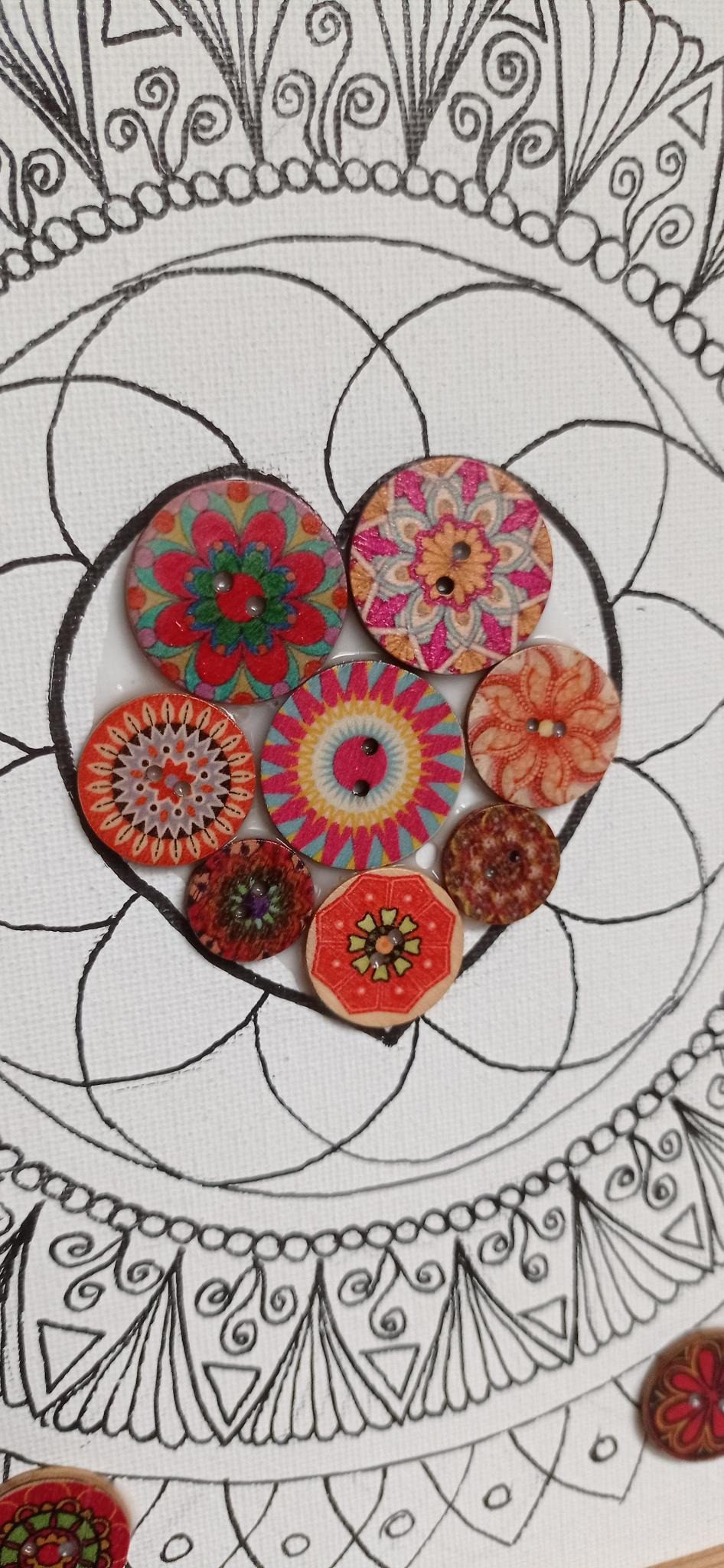 toile mandala avec petit cœur et boutons en bois
