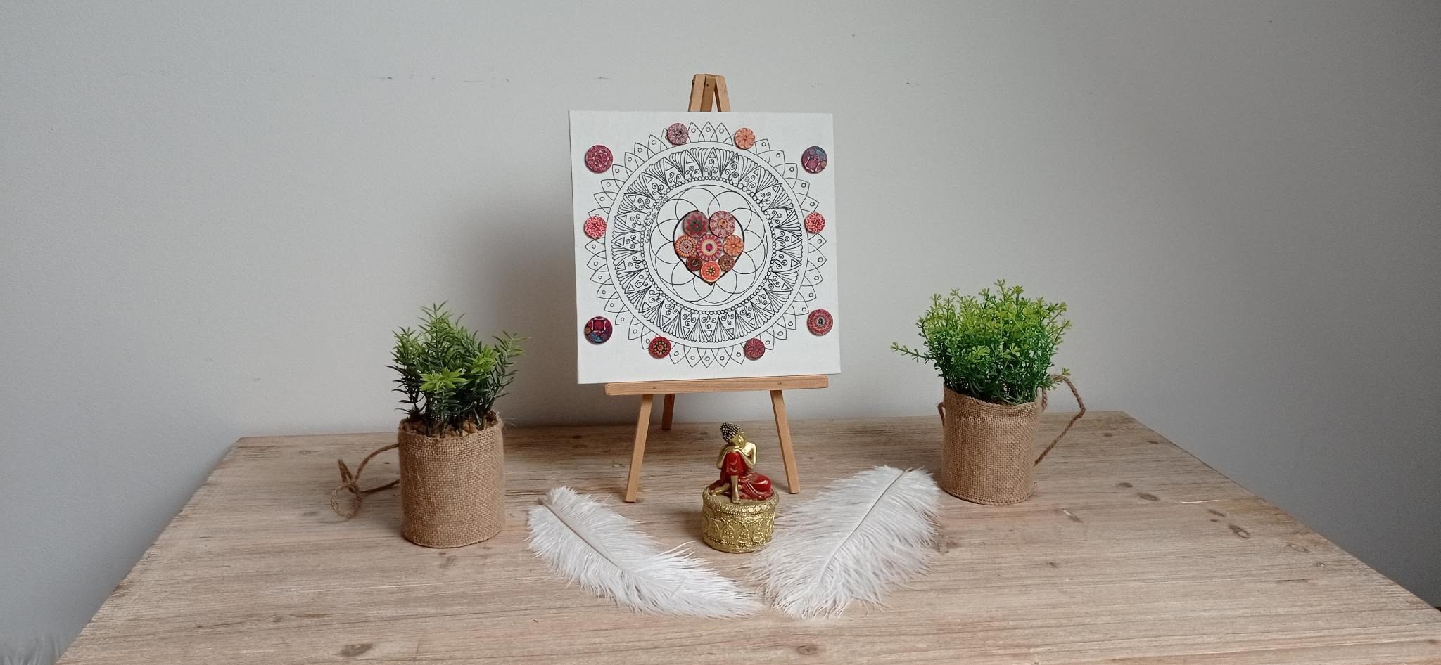 toile mandala avec petit cœur et boutons en bois