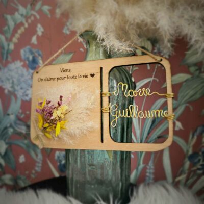 Cadre personnalisé, cadre saint-valentin, cadre couple, cadre fleuri, cadre fleurs séchées, bois gravé, cadre bois gravé, fleurs, fleurs séchées, fil aluminium