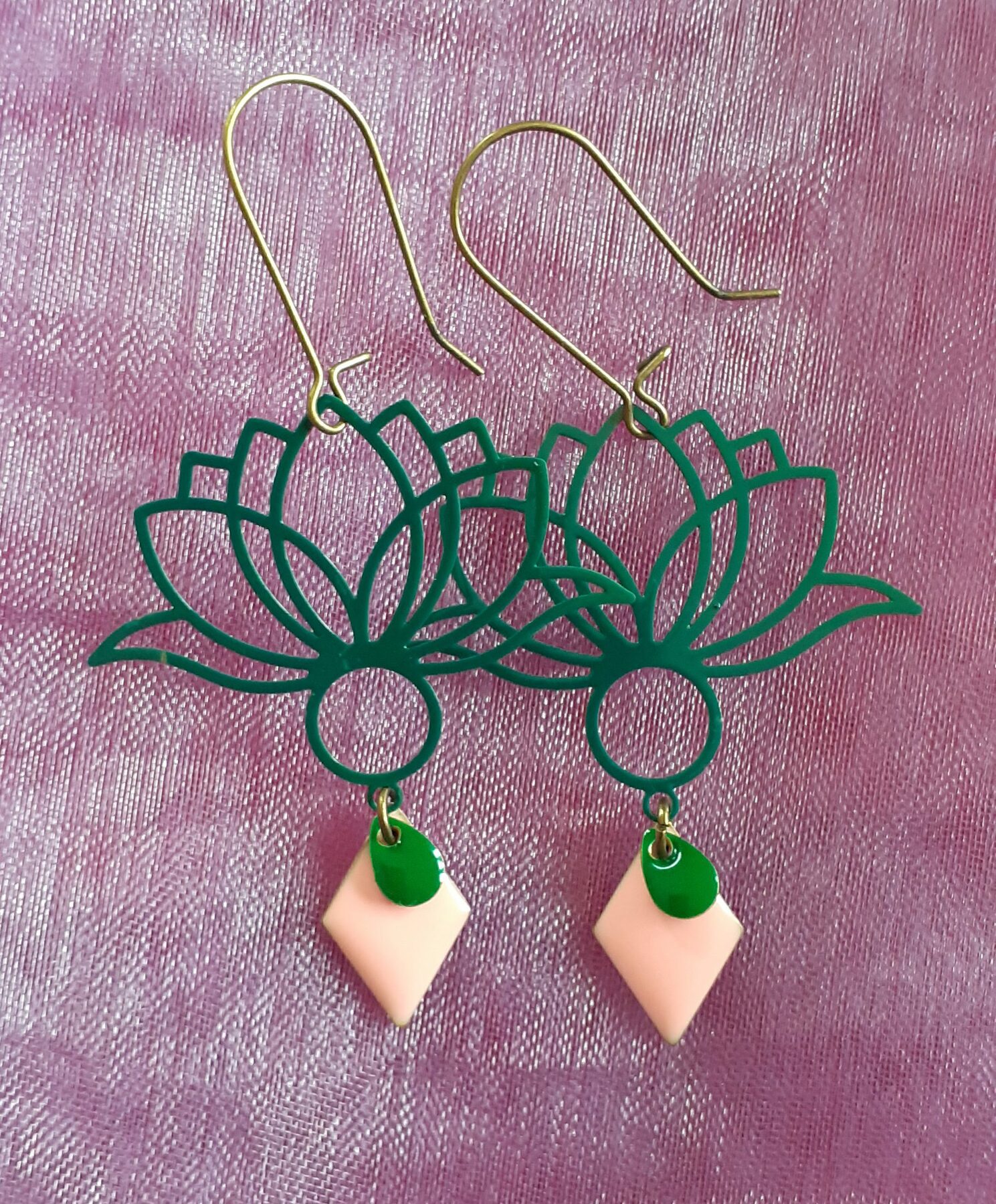 Boucles d’oreilles lotus vert et rose poudré – Image 2