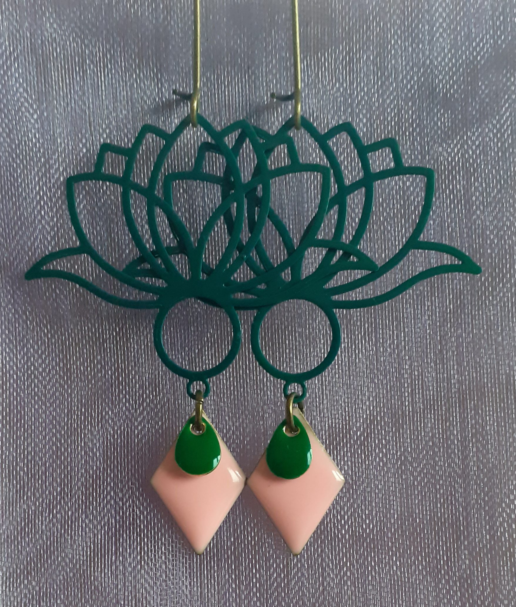 Boucles d’oreilles lotus vert et rose poudré – Image 4