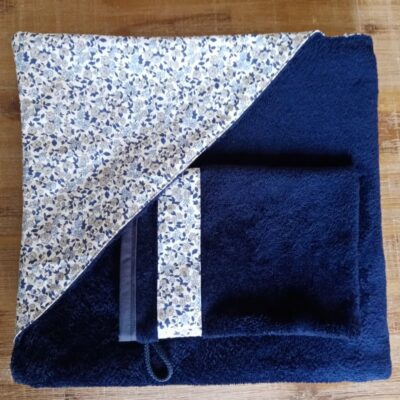 Cape de bain petites fleurs bleues