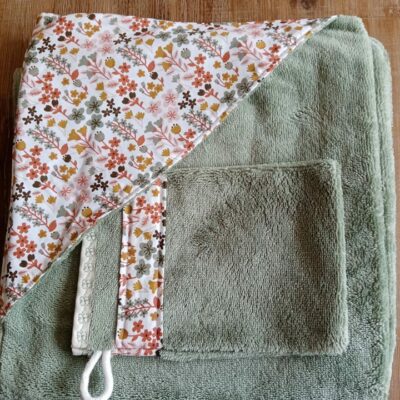 Cape de bain petites fleurs kaki, camel et roses