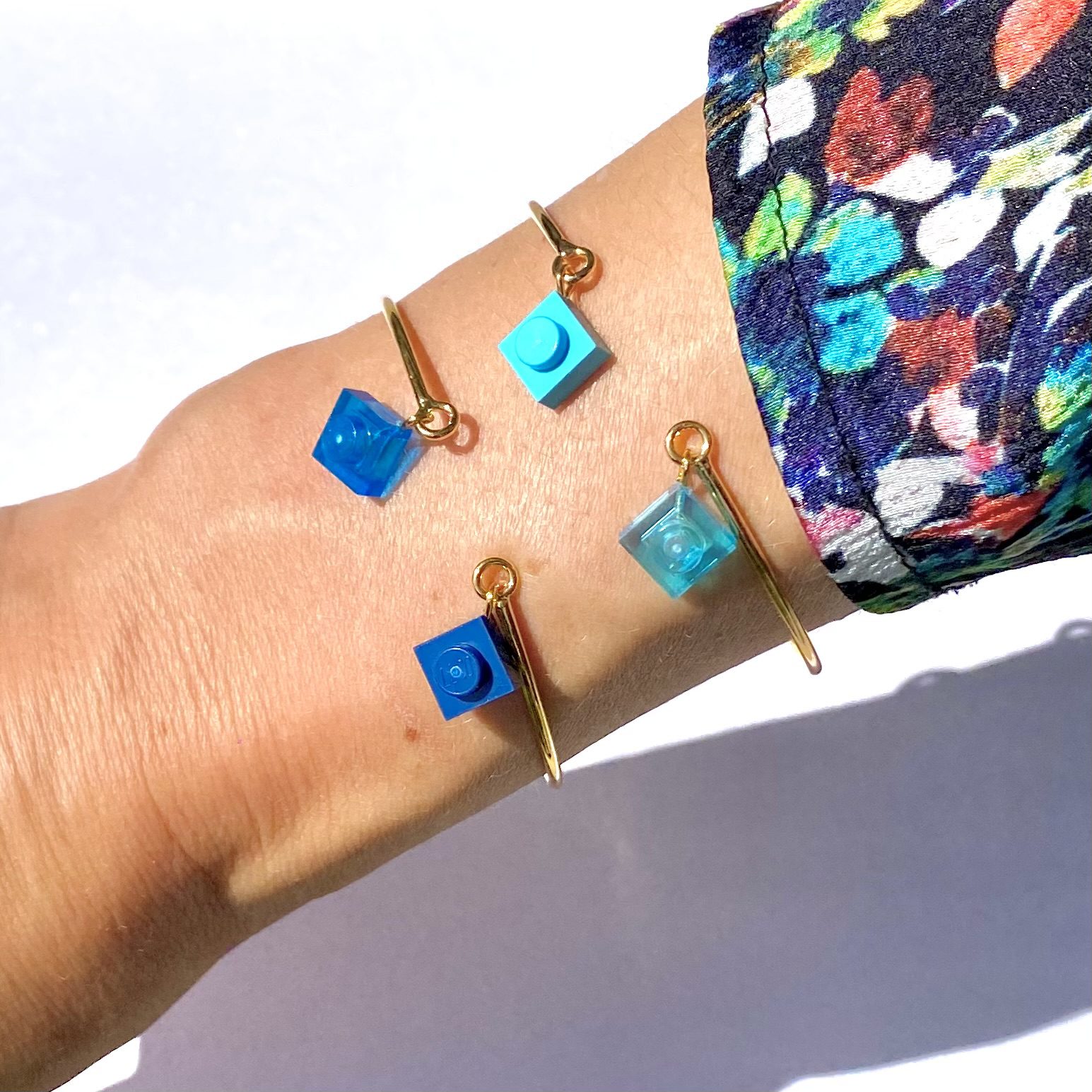 Bracelets joncs ouverts fins dorés et briques Lego® Bleues
