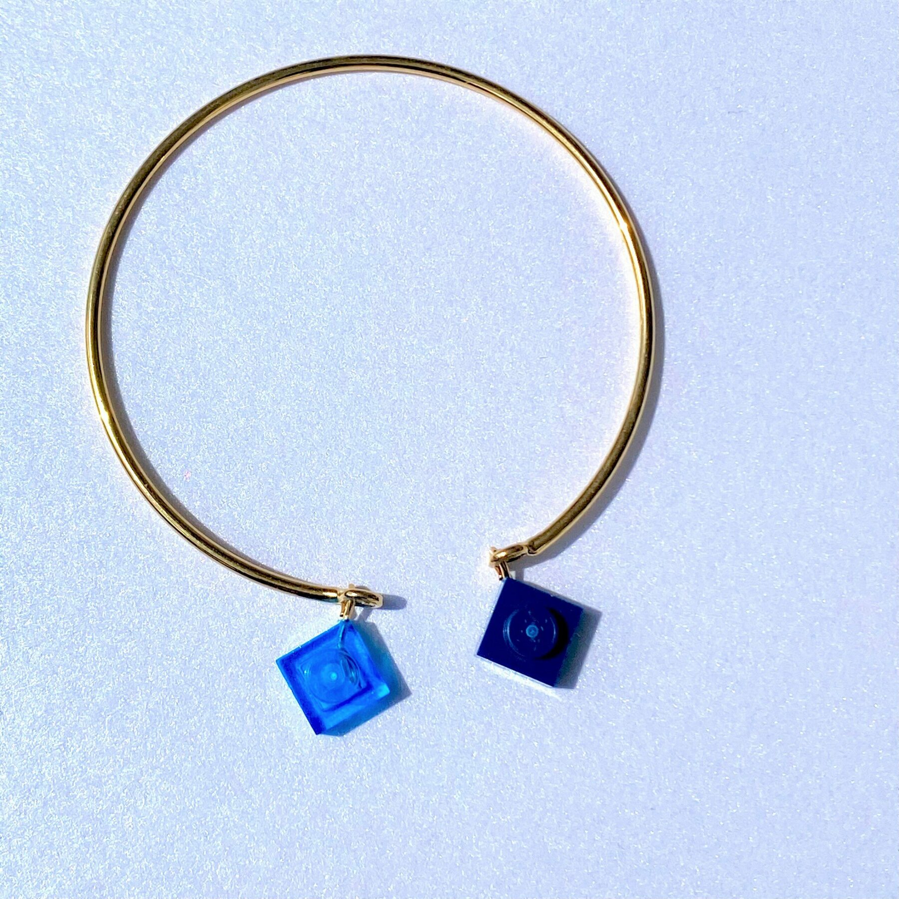 Bracelet jonc ouvert fin doré et briques Lego® bleu marine