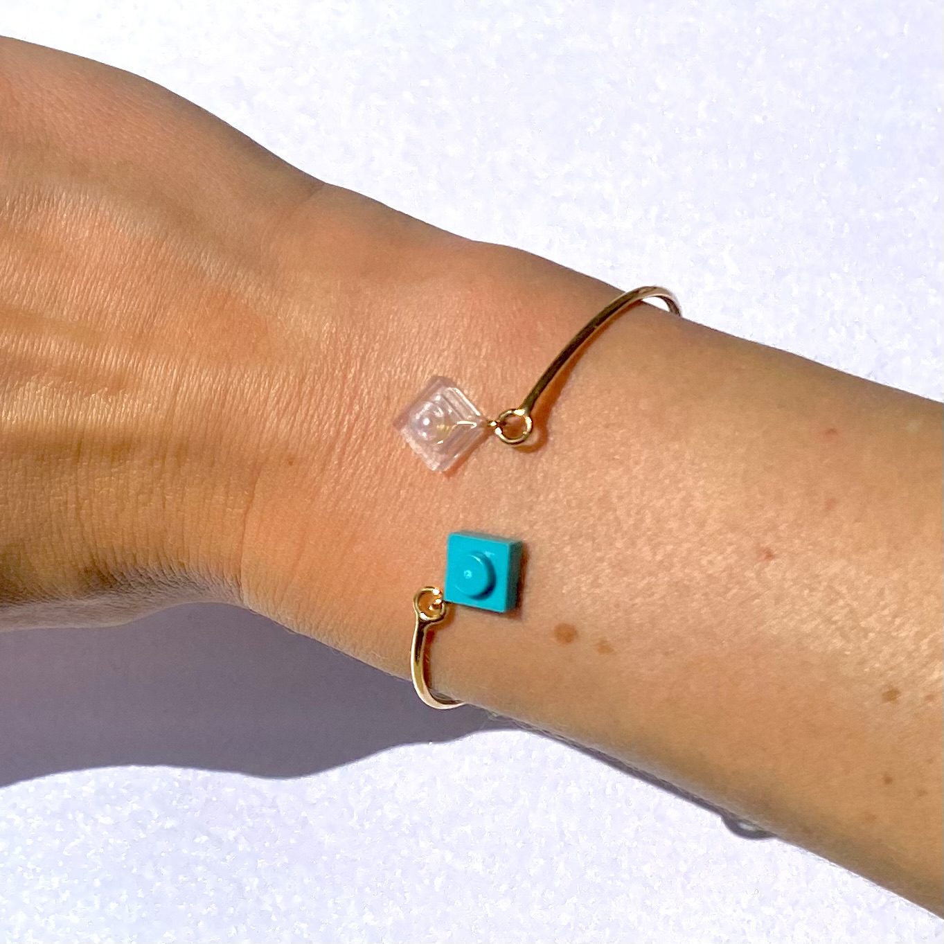 Bracelet jonc ouvert fin doré et brique Lego® bleu paon