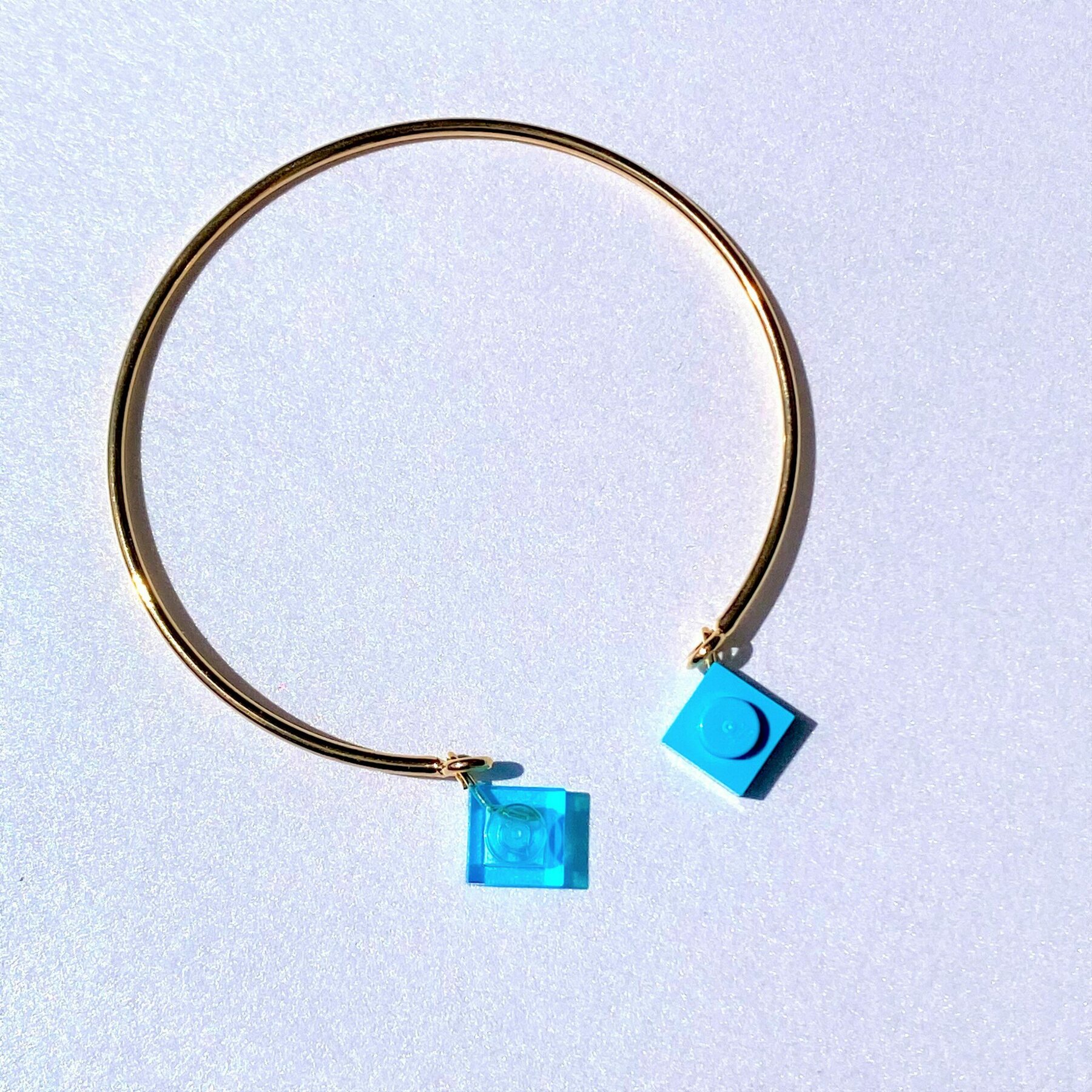 Bracelet jonc ouvert fin doré et brique Lego® bleu turquoise