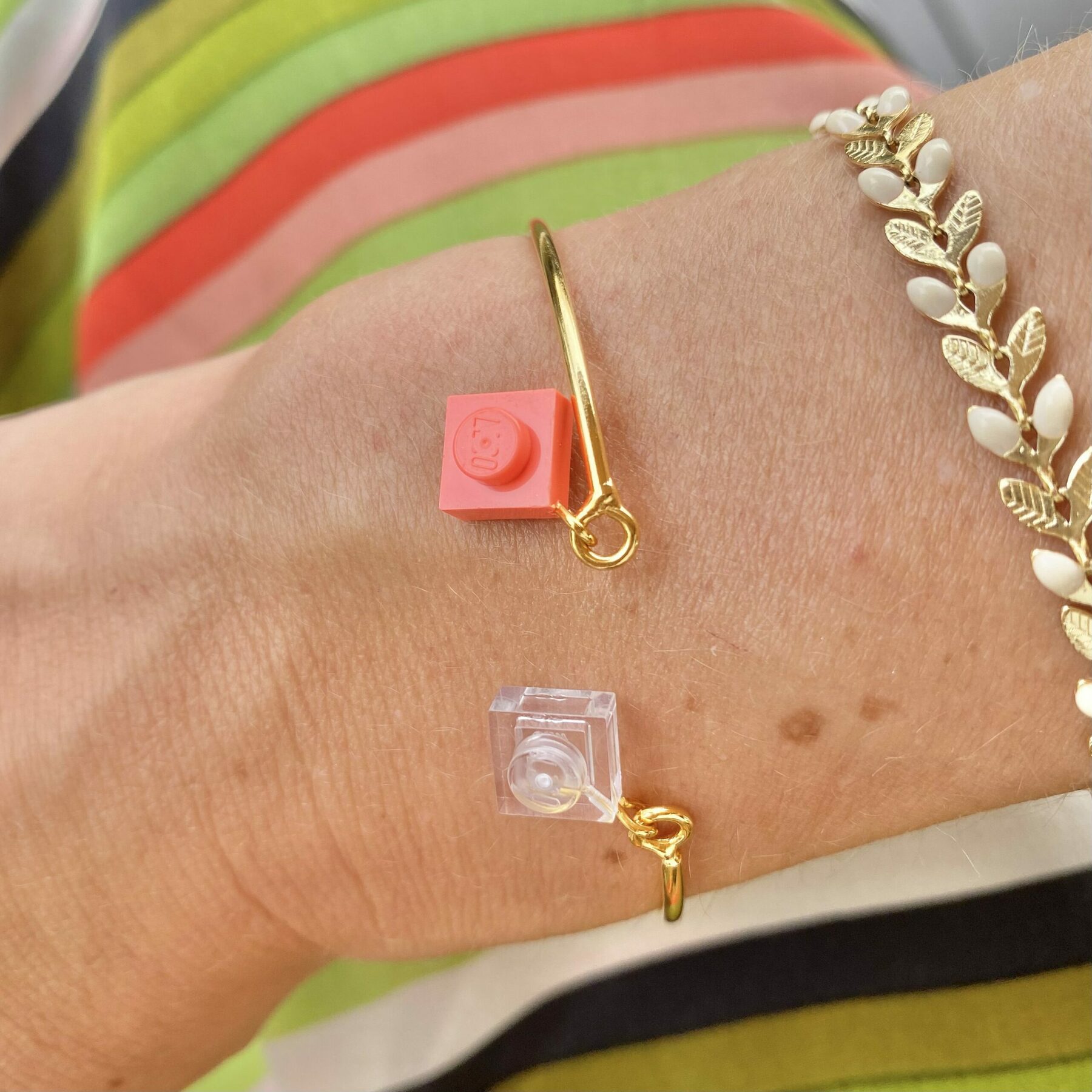 Bracelet jonc ouvert fin doré et brique Lego® rose corail