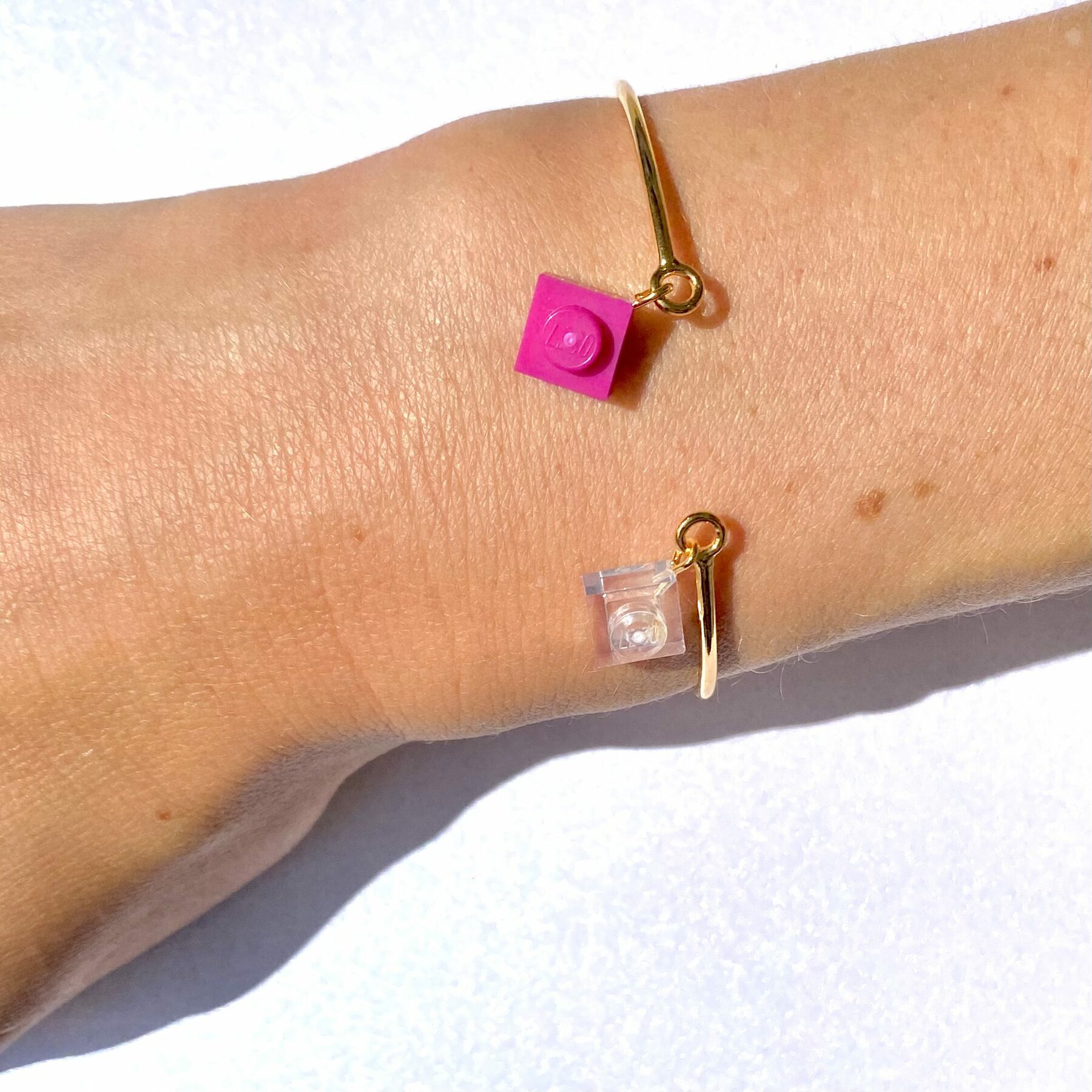 Bracelet jonc ouvert fin doré et brique Lego® rose pivoine