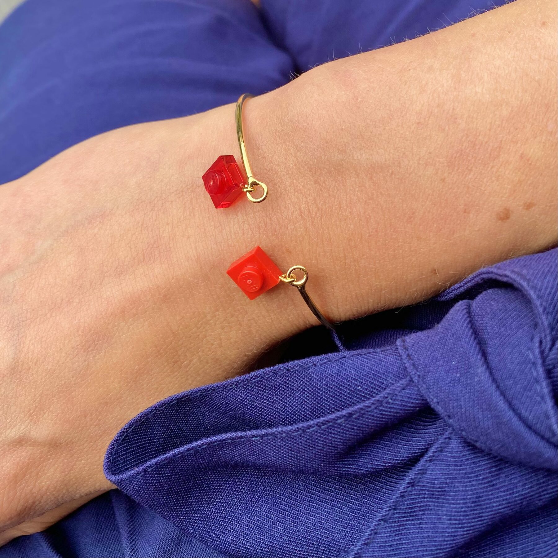 Bracelet jonc ouvert fin doré et briques Lego® rouge