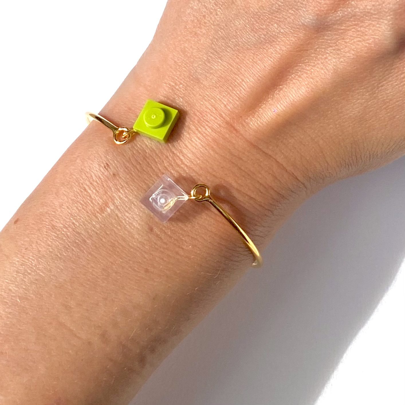 Bracelet jonc ouvert fin doré et briques Lego® vert bambou