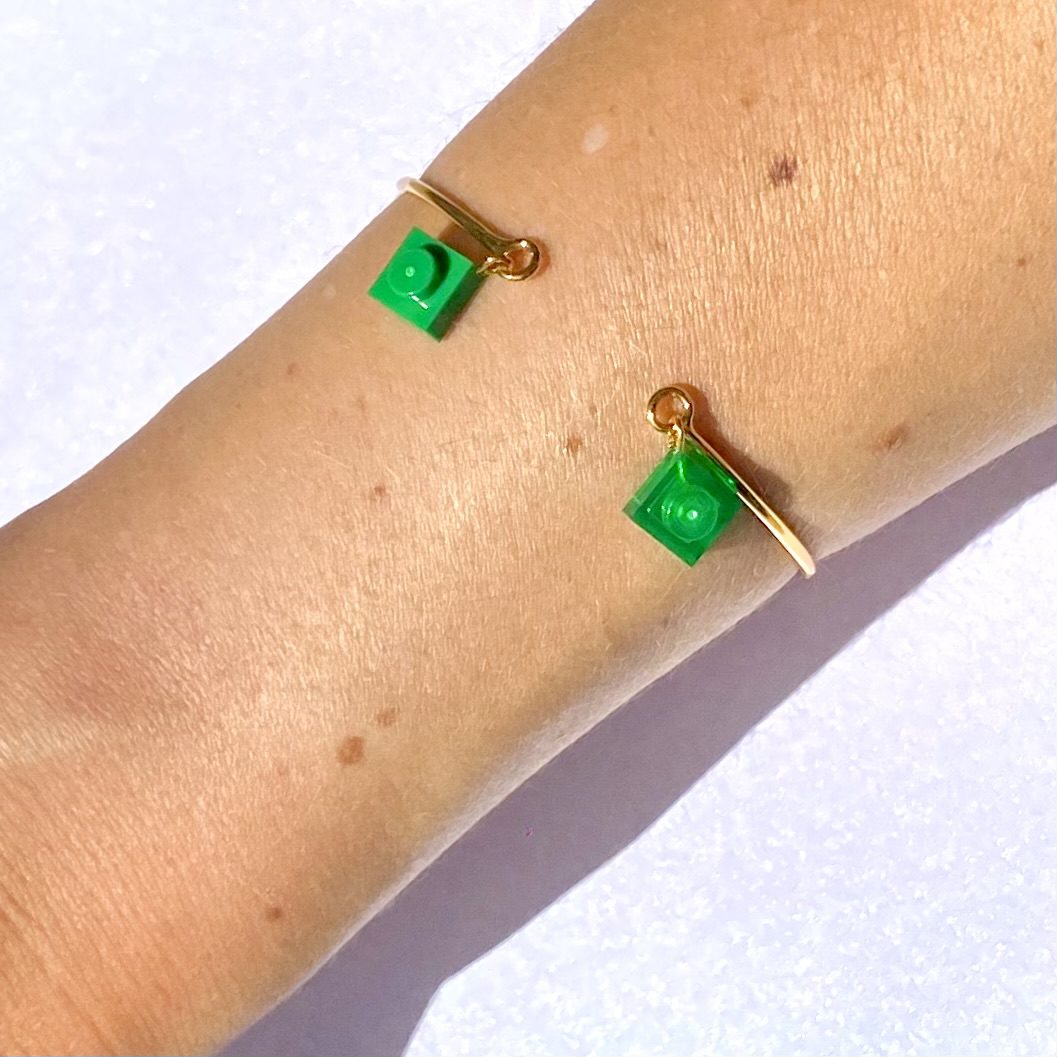 Bracelet jonc ouvert fin doré et briques Lego® verte